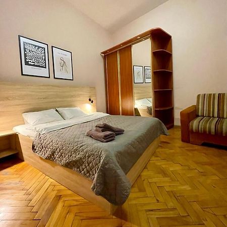 Romantic Apartments - City Center 5 15 Lviv Bagian luar foto