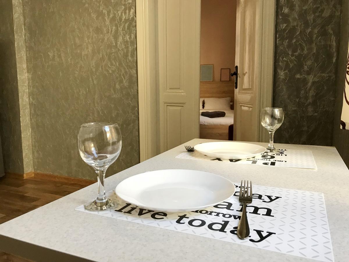 Romantic Apartments - City Center 5 15 Lviv Bagian luar foto
